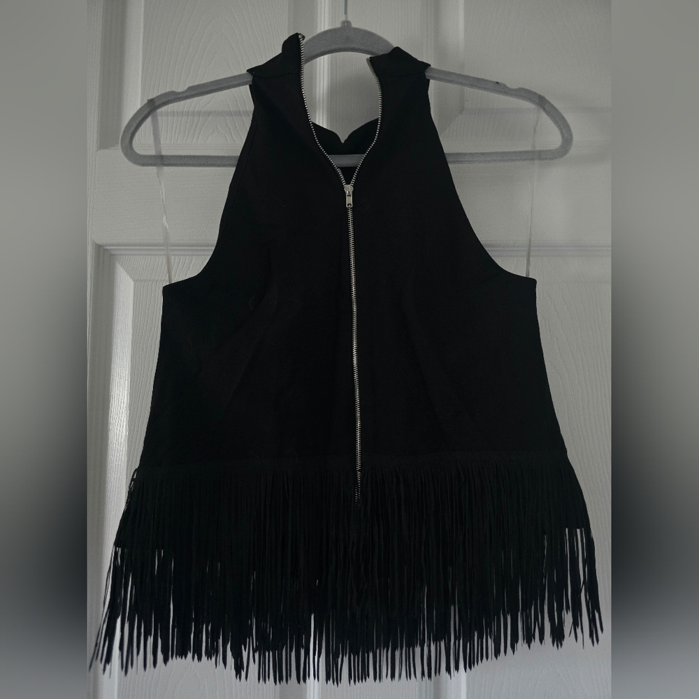 Short sleeveless black shirt. Size M